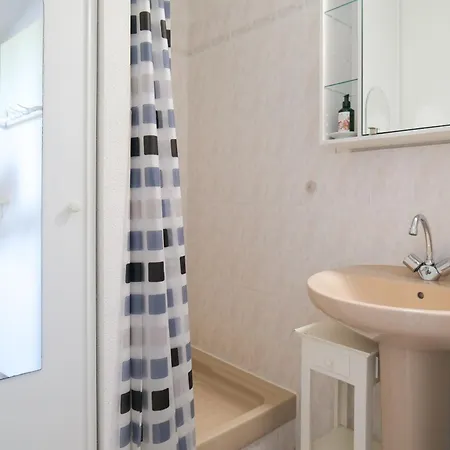 Dans De Vacances, Avec Piscine, Quartier Pironniere 4 Personnes *