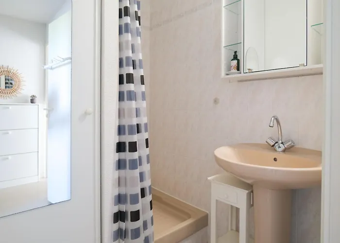 Dans Résidence De Vacances, Avec Piscine, Quartier Pironniere 4 Personnes *